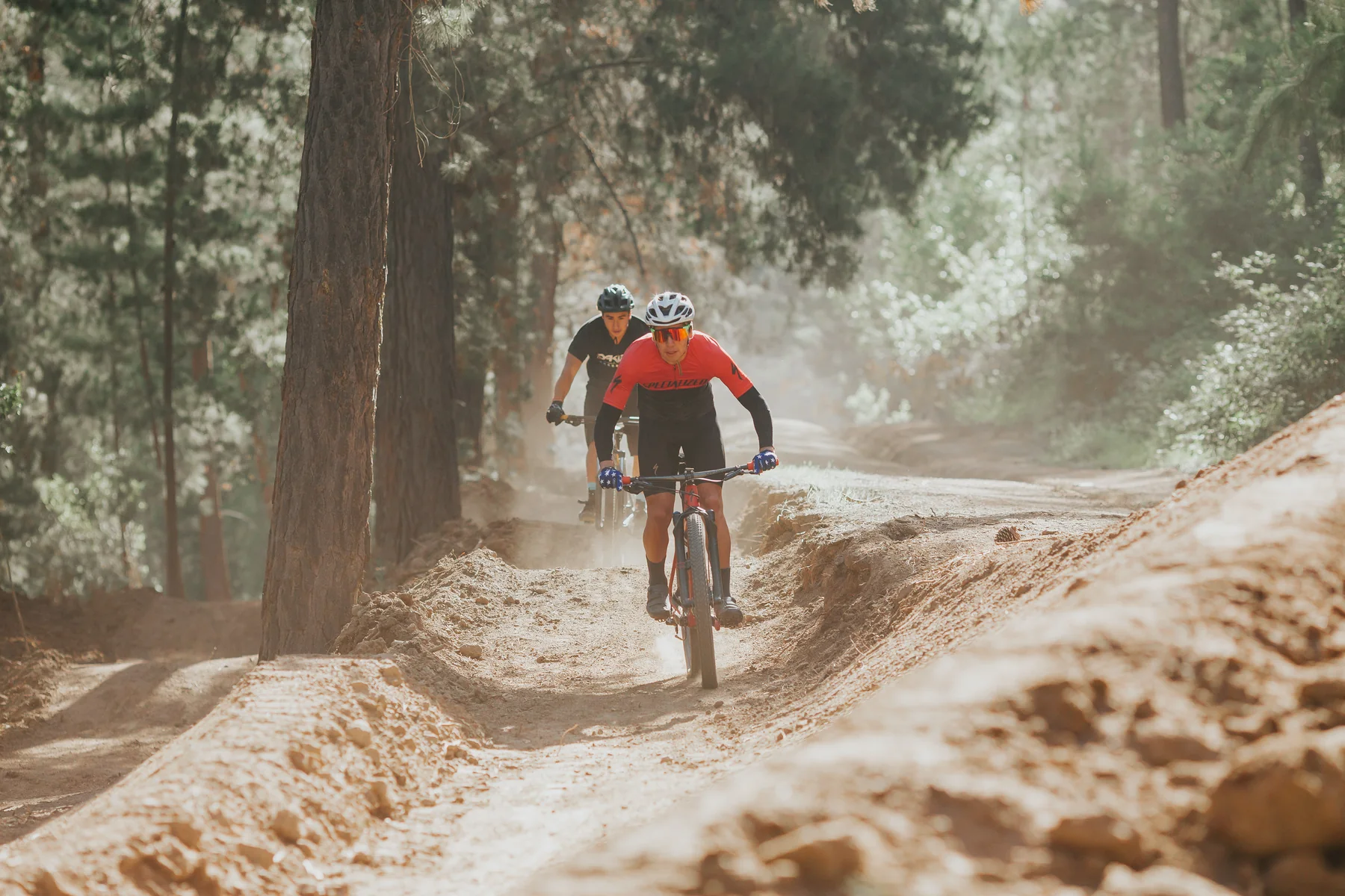 Ciclista de mountain bike recorriendo un sendero de Parque Bienestar Pitama