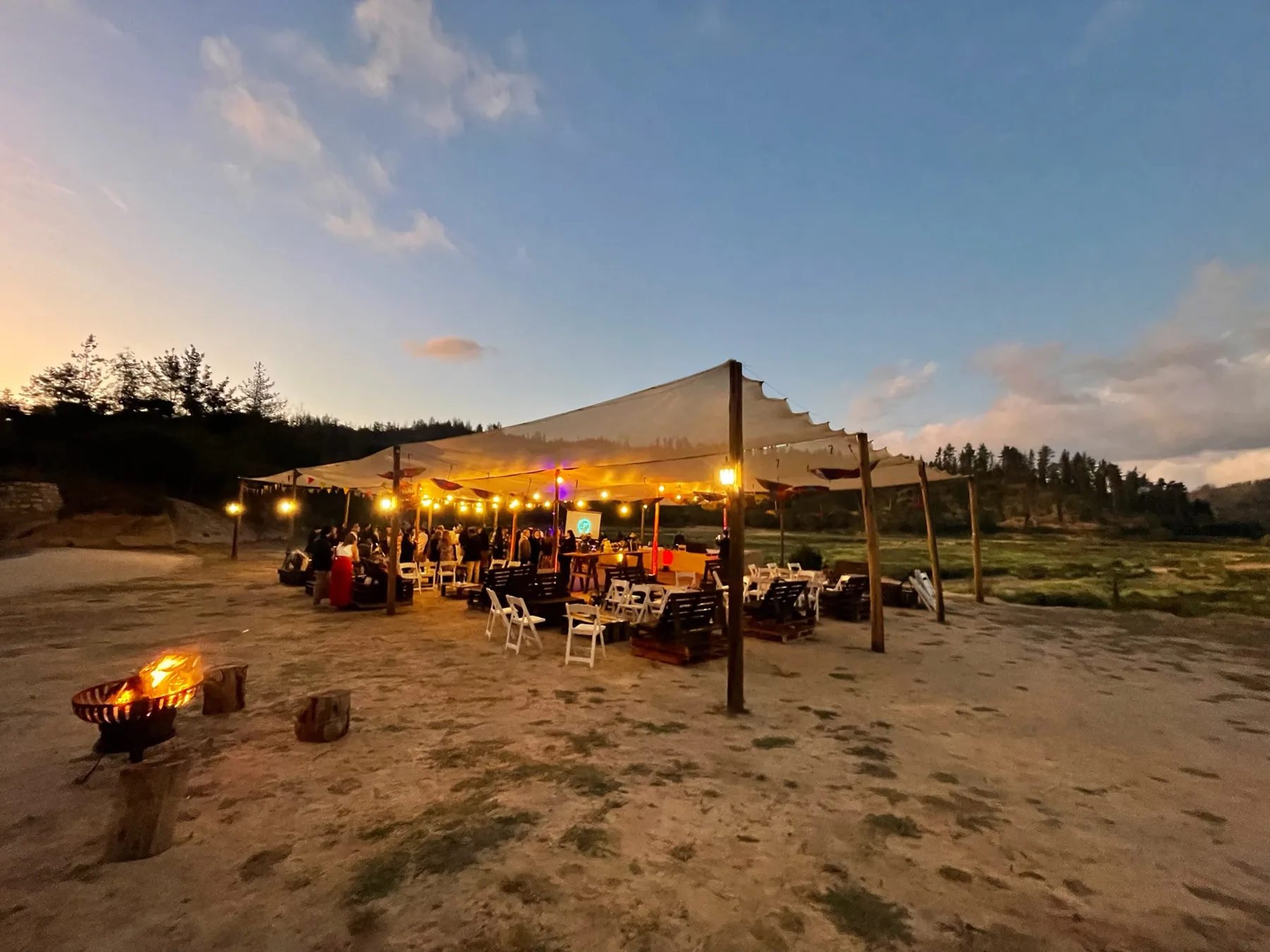 Montaje real de evento al aire libre