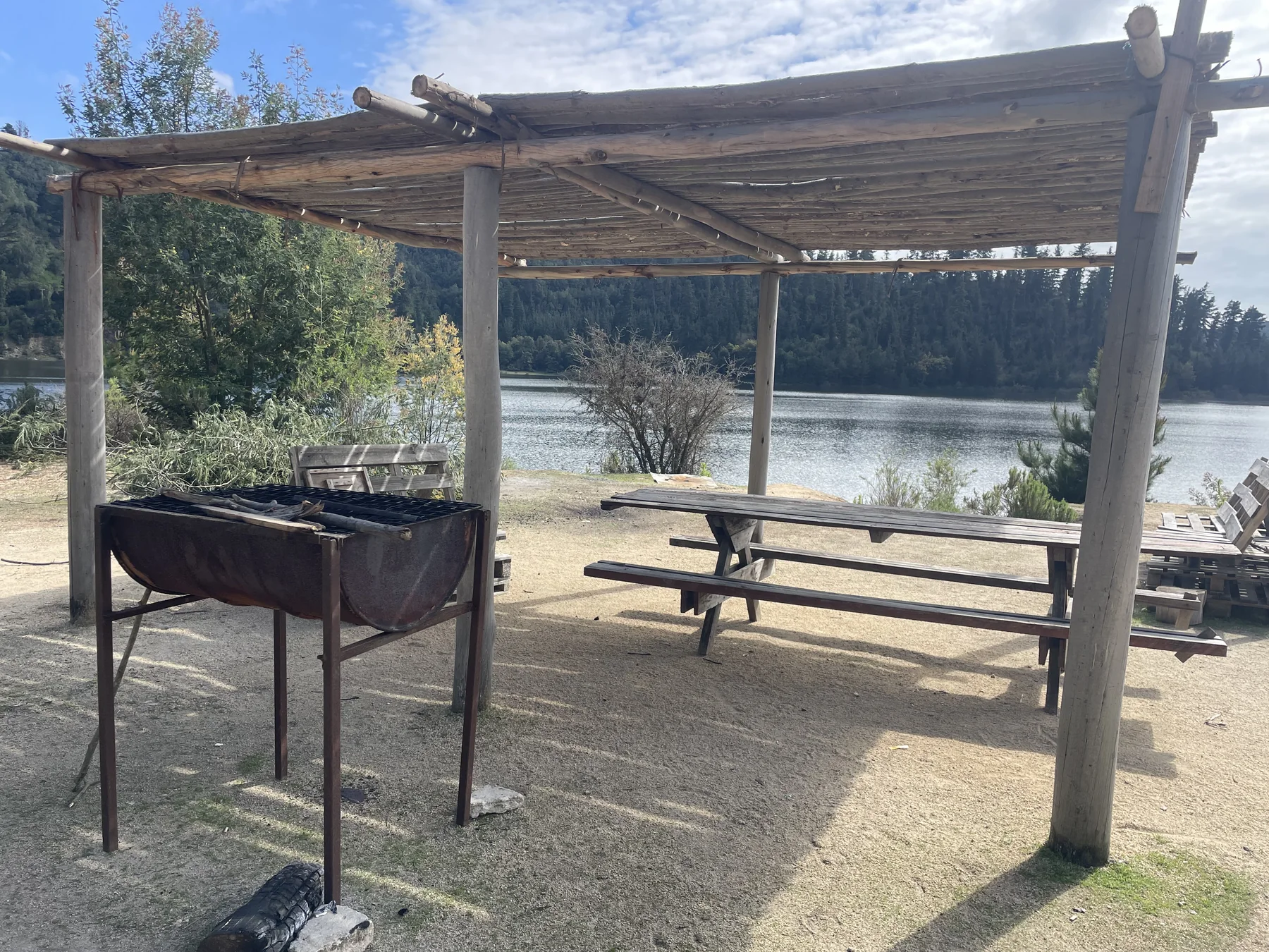 Quincho habilitado junto al tranque en Parque Bienestar Pitama