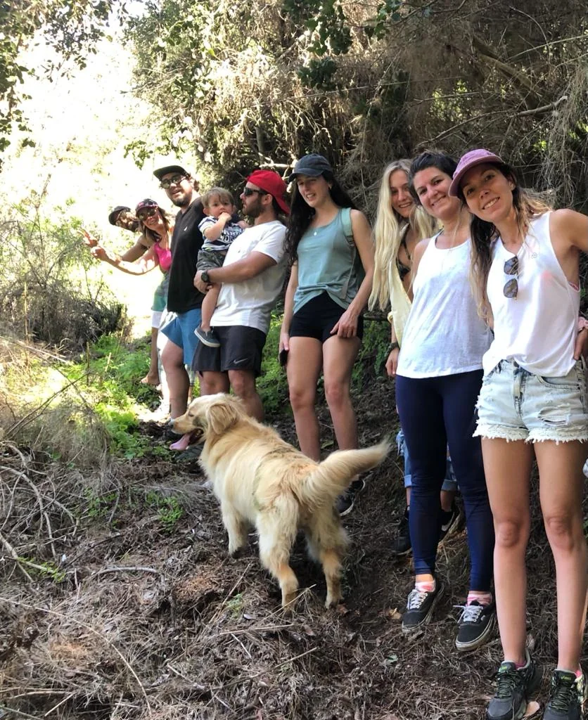 Exploradores recorriendo senderos de bosque en Pitama